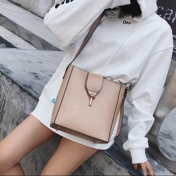 🆕 BERLIN Bucket Bag - Picture 2 of 6